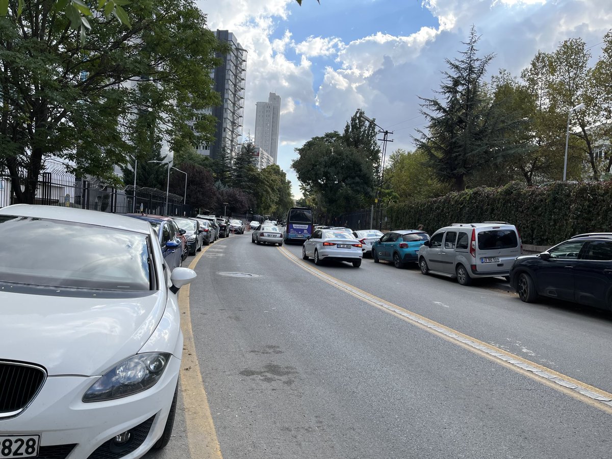 BURASI YENİMAHALLE EMNİYET MAHALLESİ BANDIRMA CADDESİ

YAYA KALDIRIMLARI KARŞILIKLI OLARAK OTOPARKA DÖNÜŞMÜŞ.

ENGELLİ BİR YURTTAŞ OLARAK YOLDAN YÜRÜMEK ZORUNDA KALIYORUM. İKİ YILDIR YETKİLİ BİR KURUM BULAMADIK !!!

⁦<a href="/ankahabera/">ANKA Haber Ajansı</a>⁩ ⁦<a href="/ankarabbld/">Ankara Büyükşehir</a>⁩ ⁦<a href="/AnkaraValiligi/">T.C. Ankara Valiliği</a>⁩