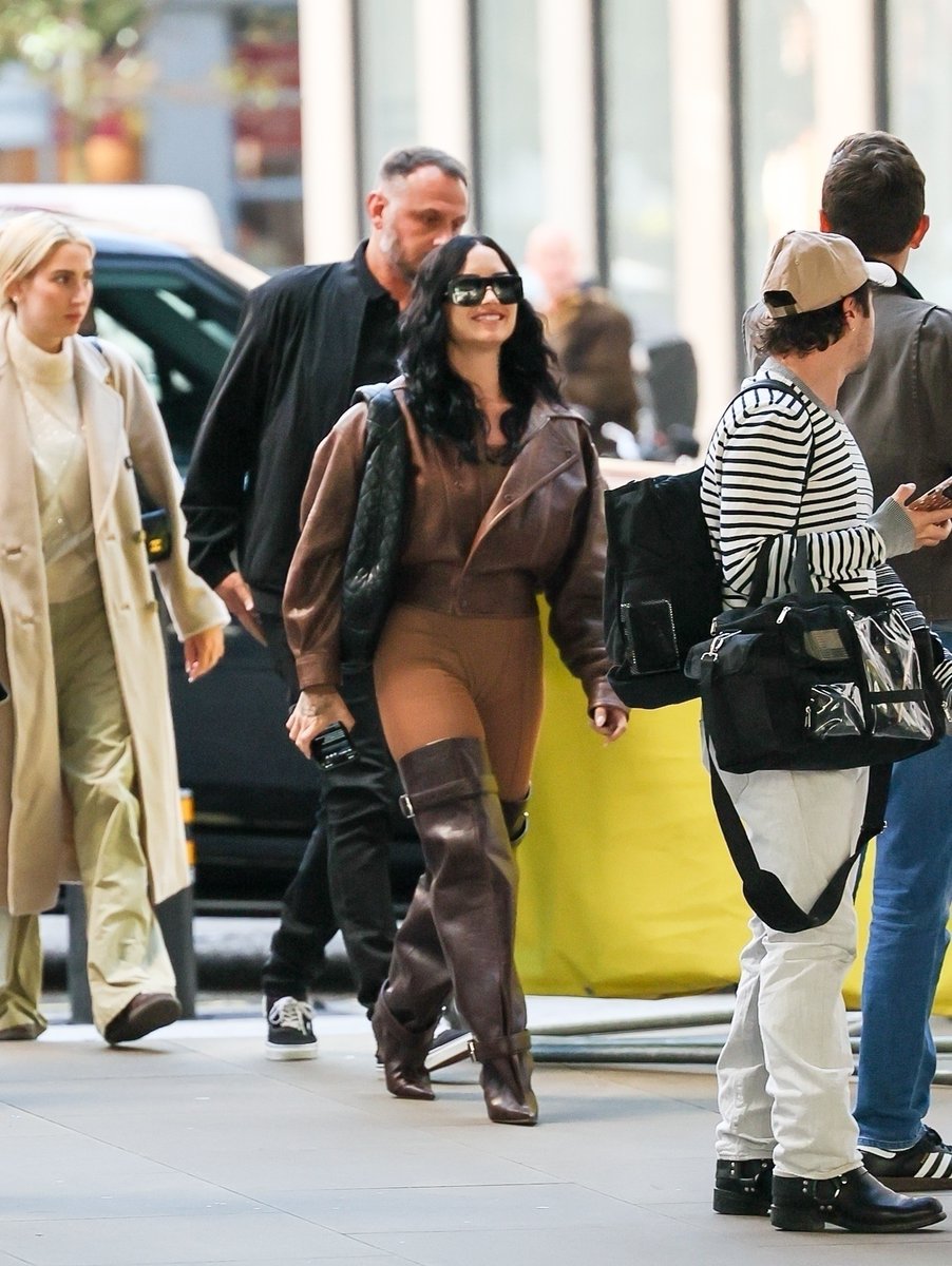 demilovatobr's tweet photo. Belíssima! Demi Lovato chegando a rádio BBC, em Londres, para gravar sua participação no Live Lounge. 🤍 https://t.co/NGRBJFwtDy