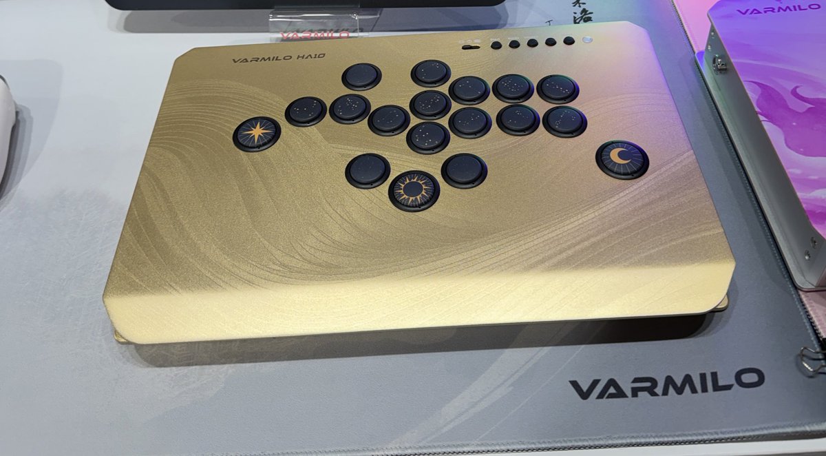 TGSで触れた、ふもっふのおみせのVARMILO HA10(破天)

少し触った感じですがキーストロークも押した感覚も気持ちがよく、
しかも手が大きくない自分でも各ボタンに手が届きやすかった

発売されたらレバーレスが一つ増えそうな予感