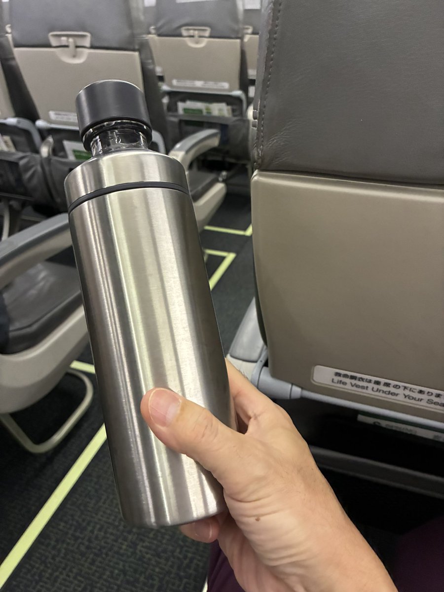 JTLF400's tweet photo. 春秋航空使ったけど、日本発は結構しっかりと荷物の重さ確認してる。大陸発はザルでしたな🤣保冷ビンに冷水入れるのは日本人だけ
#Springjapan 
#春秋航空 https://t.co/wJLHbsG93D