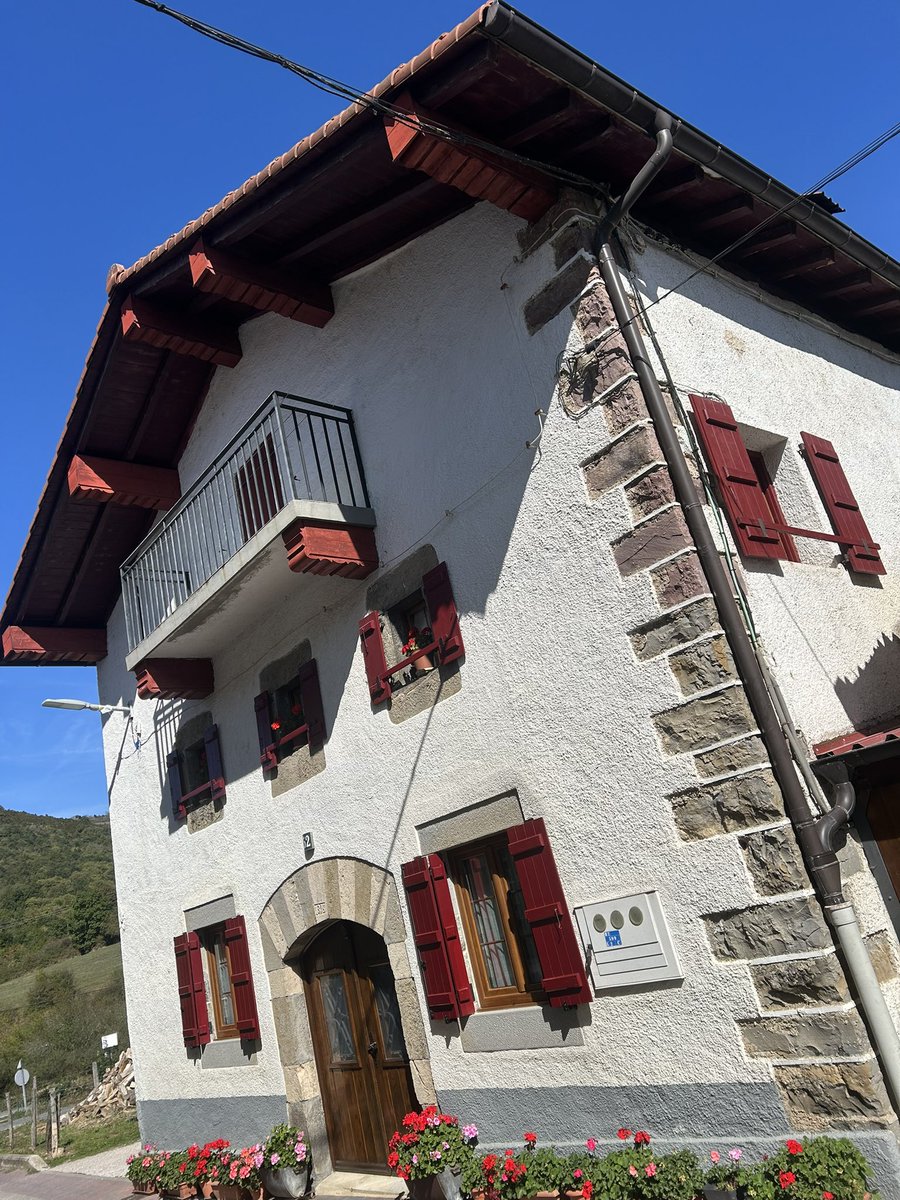 My #compostela day 7° : 
abbaye de Roncevaux ➡️ Lintzoain ! 
Étape de transition, descente de la montagne, direction Pampelune !