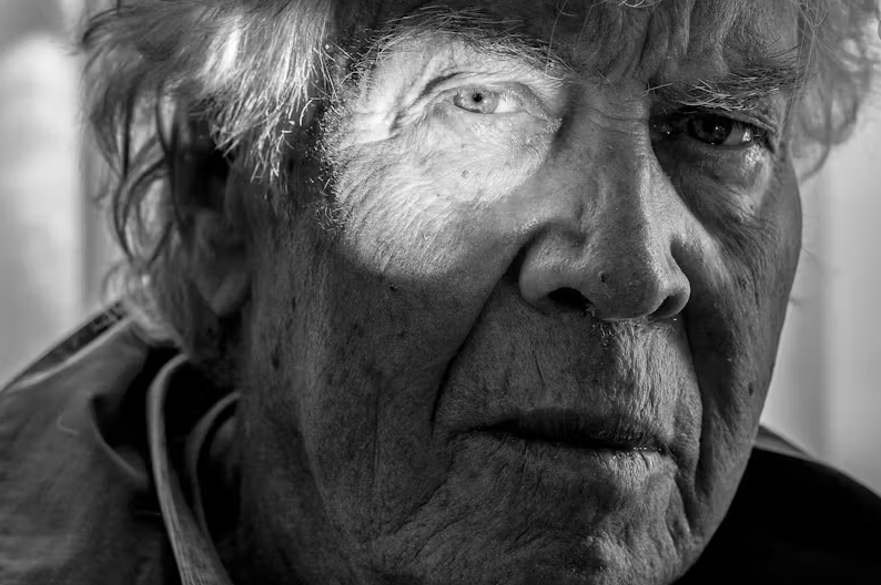 We remember Jørgen Leth with deep respect and gratitude.
His voice brought the Tour de France to life for generations of Danes.
With poetry and passion, he showed the beauty of cycling like no one else.
Jørgen will always be part of the spirit of the Tour.
Our thoughts are with