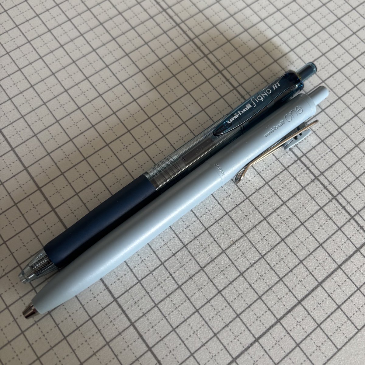 askayay's tweet photo. シグノ好きだけど見た目はイマイチテンション上がらない。
がわはユニボールワンが良さげだったので中身交換した。
もっといいのあったら良いんだけどな。 https://t.co/DqLpHBePxH