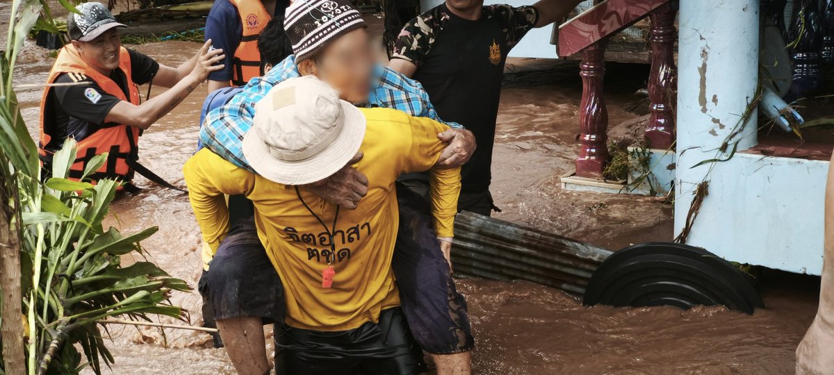 Ruamduay's tweet photo. 30 ก.ย.68 ที่นี่ ตชด.น้ำปาด 316 ขอแสดงความเสียใจ และความห่วงใย ต่อผู้ได้รับผลกระทบในเหตุการณ์ภัยพิบัติเหตุน้ำป่าไหลหลาก จากอิทธิพลของพายุบัวลอย ของพื้นที่ ต.น้ำไคร้ อ.น้ำปาด จ.อุตรดิตถ์  ซึ่งเป็นเหตุให้มีผู้เสียชีวิต บ้านเรือนได้รับความเสียหาย  #พายุบัวลอย #น้ำท่วมอุตรดิตถ์ https://t.co/EiZO3WkGAU