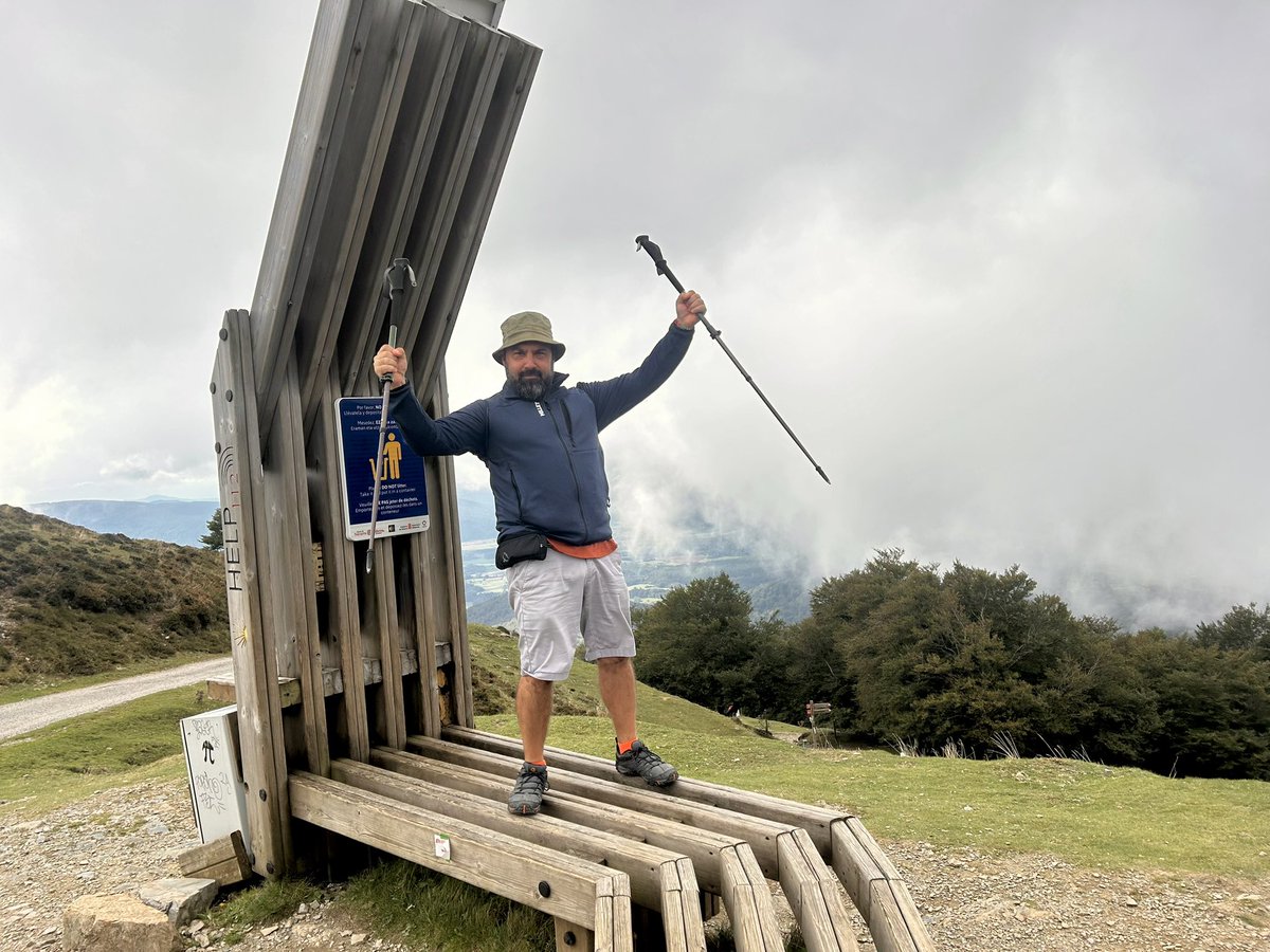 My #compostela day 6° : 
Saint-Jean-Pied-de-Port ➡️  Roncevaux. 
 Sur le camino Frances, l’étape vers l’abbaye de Roncevaux est la plus dure : +de 1000m de dénivelé sur 24km, et 3 cols à passer (seulement 8° fin septembre)