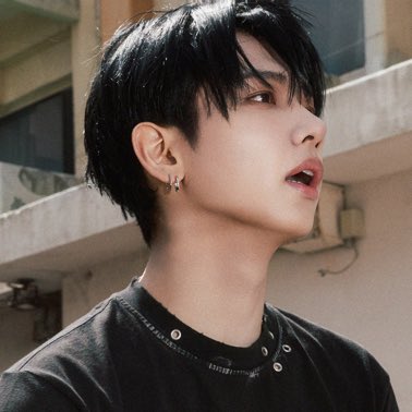 아무리 생각해도 급박하고 위험한 건 >>>>>이쪽인데
<<<이분진짜캐무서운데요그냥사연있는남자가아니라 나랑 잘못 엮이면 
둘 중 하나는 이 세상에서 존재자체가 없어질꺼같고. 

차라리완전축축했으면몰라 이애매하게 젖어서 한기 도는 상태가 너무스산함…