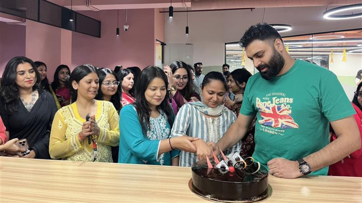 GlobalN2s36396's tweet image. September Birthday Bash at N2S! 🎉 
Celebrating our amazing colleagues born this month 🥳 Your energy and positivity make N2S shine. Here’s to a year full of success, laughter, and joy!
#net2source #n2s #birthdaycelebration #birthdayvibes #officecelebration