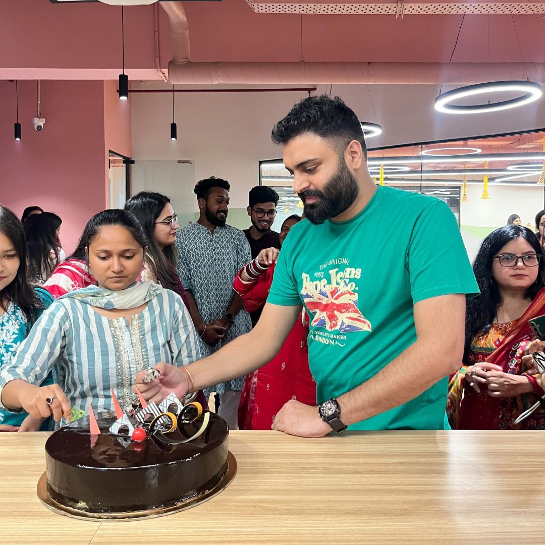 GlobalN2s36396's tweet image. September Birthday Bash at N2S! 🎉 
Celebrating our amazing colleagues born this month 🥳 Your energy and positivity make N2S shine. Here’s to a year full of success, laughter, and joy!
#net2source #n2s #birthdaycelebration #birthdayvibes #officecelebration