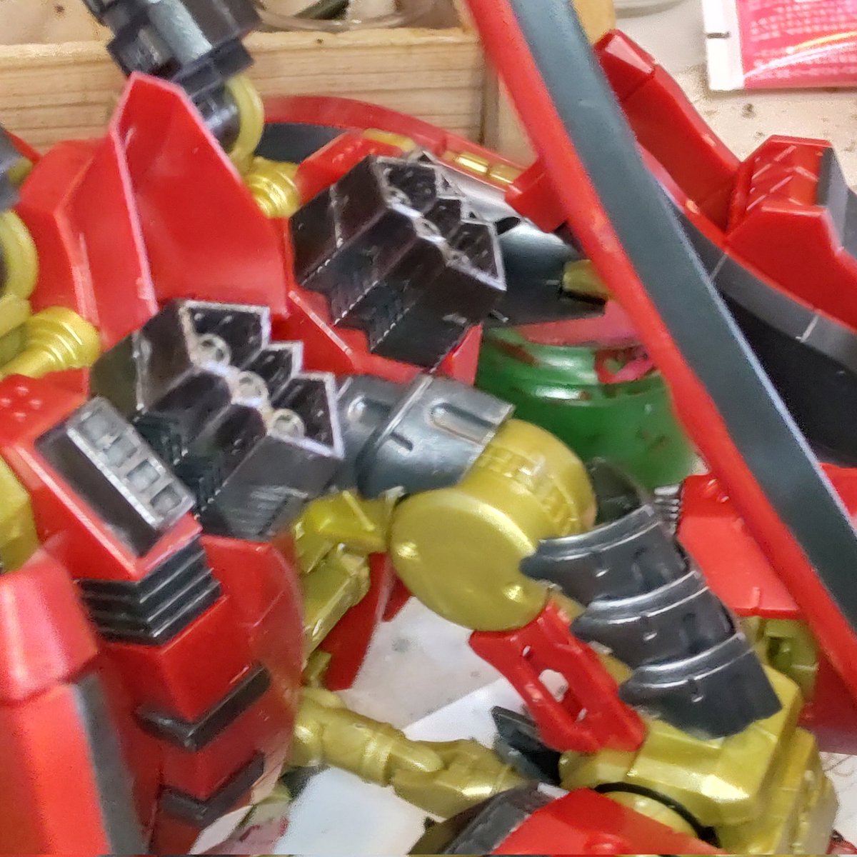ガンダムマーカーのヘビーガンメタリック
プラへの定着が良いので
バーニア的なパーツをけっこう楽にドライブラシ塗りできるから
よく使う
