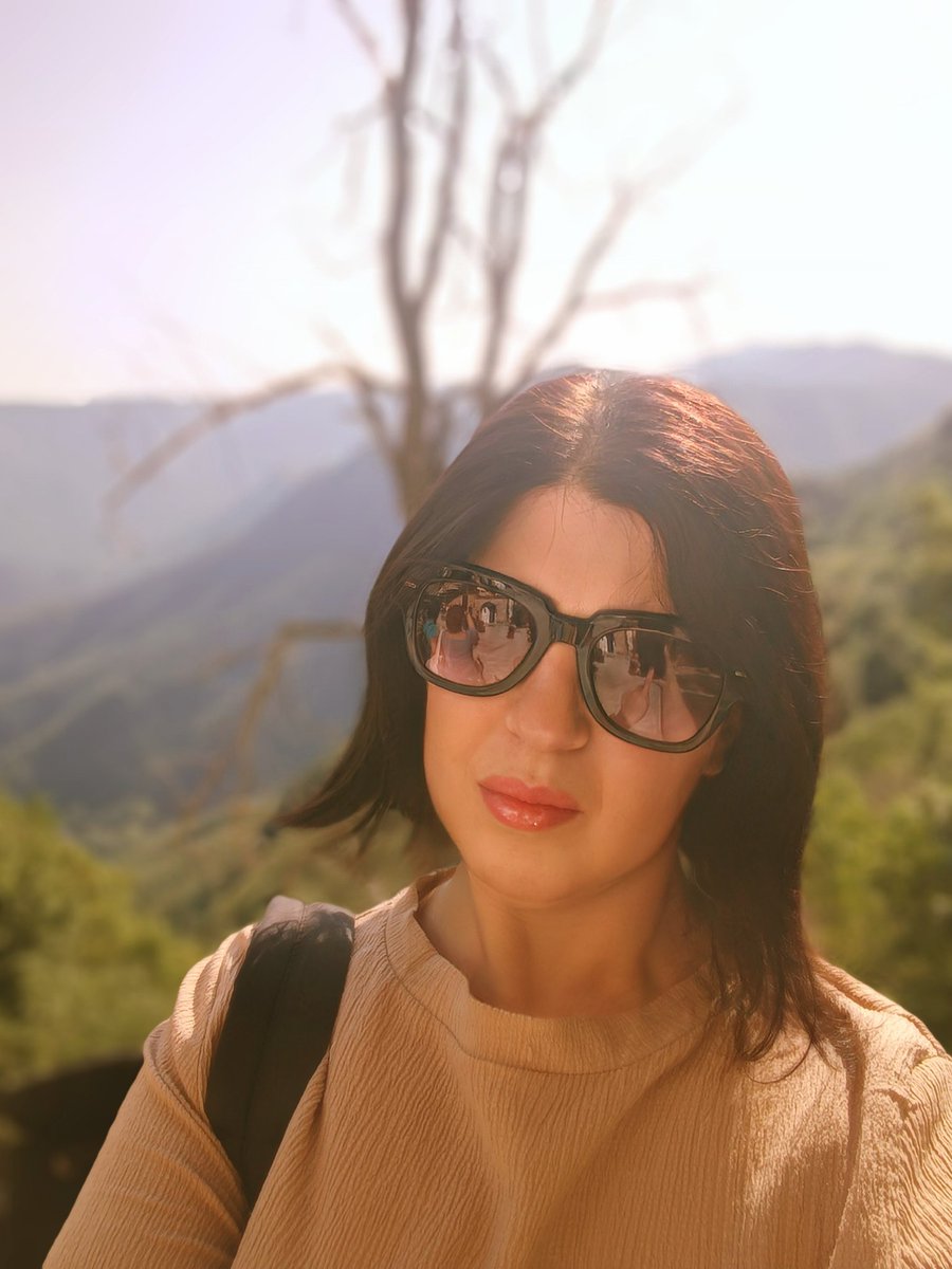 "Sguardi persi all'orizzonte, immersa nella bellezza della natura."
#NaturaeLibertà