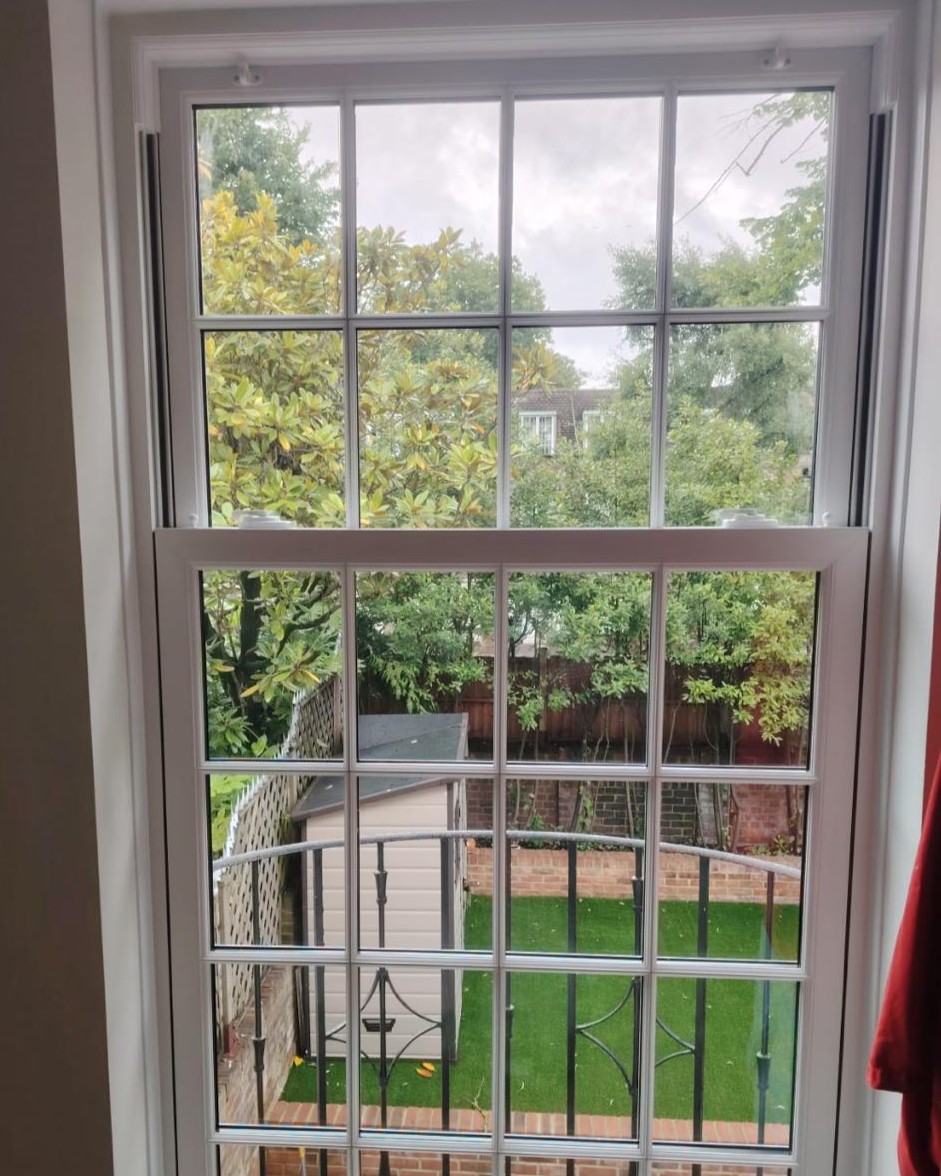 WembleyWindows's tweet image. ✨ Bringing heritage charm to modern living with Georgian Astragal Bars. These uPVC Vertical sliding sash windows beautifully complement the red-brick façade while opening up the home to natural light and fresh air. 

#WembleyWindows #CompositeDoor #uPVCWindow #Conservatory