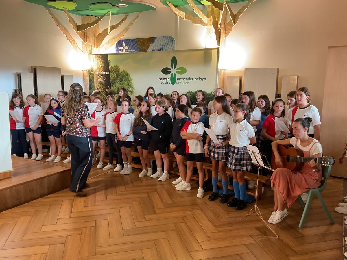cmp_castro's tweet photo. PASTORAL. Los alumnos de Primaria y Secundaria han celebrado la eucaristía de inicio del curso 2025-2026 tendiendo puentes de comunicación y fraternidad. Agradecemos la asistencia de Fernando para llevar a cabo la misma.

#somoseducere #somoscmp https://t.co/MfSBJWvtIH
