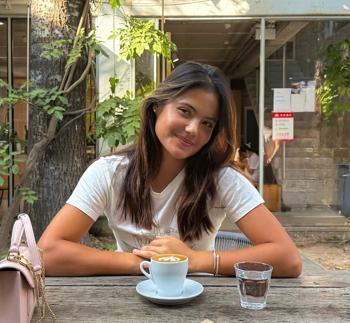 she‘s so cuteeee😭😭😭