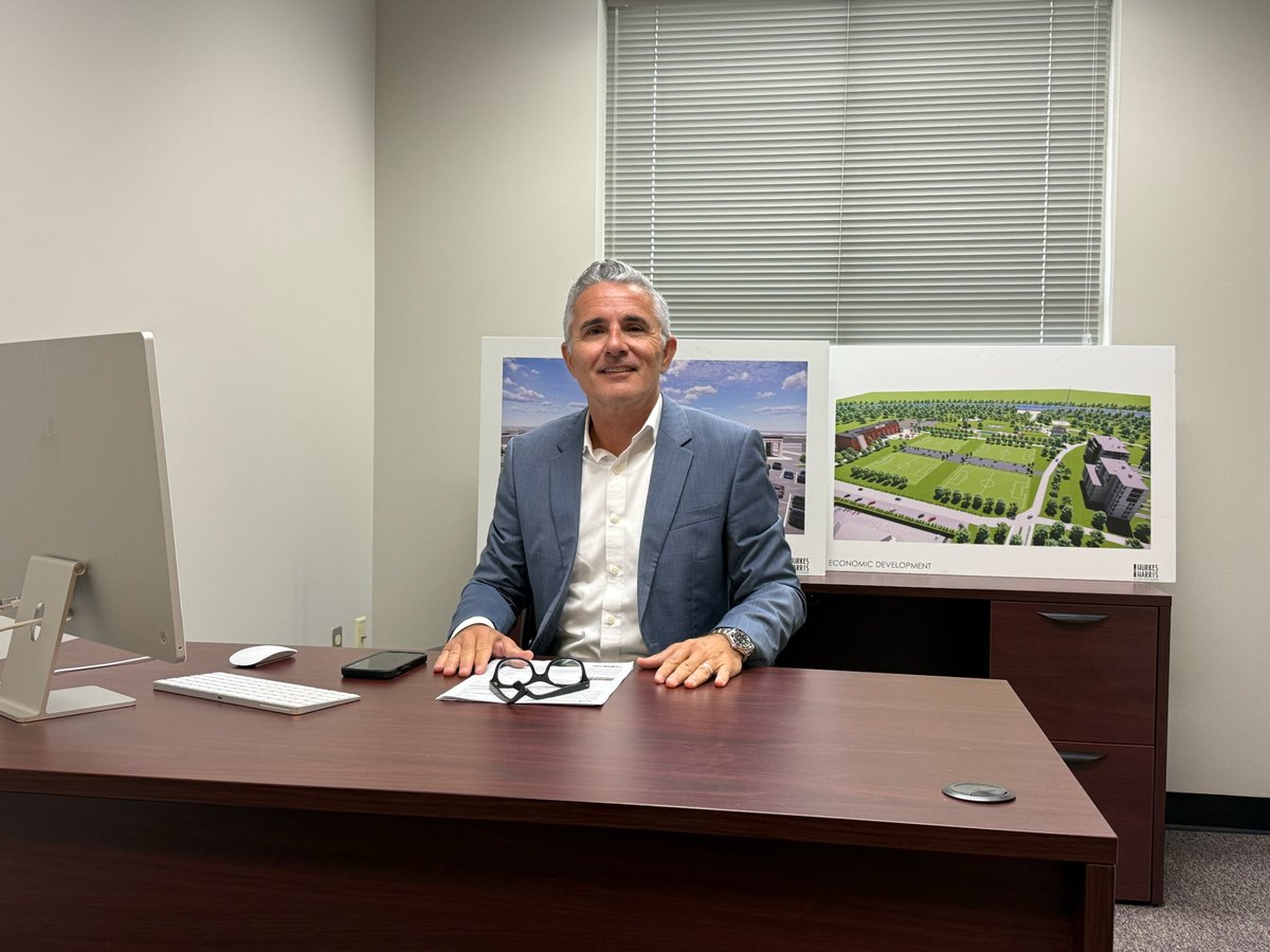 VAGatewayRegion's tweet image. Dr. Lenny Caballero is reimagining #EconomicDevelopment in Colonial Heights.
💡 Housing, retail, parks, schools &amp;amp; community pride — all part of the plan.

Read how he’s positioning the city for growth 👉: ow.ly/ztsN50X4hmE

#OpenForBusiness #ColonialHeights