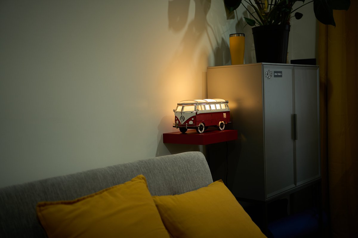 Я конечно не дизайнер интерьера, но как только увидел, что в IKEA появилась эта красная полочка, долго не раздумывал тратить ли 24,99 zl на парковочное место для моего любимого светильника.