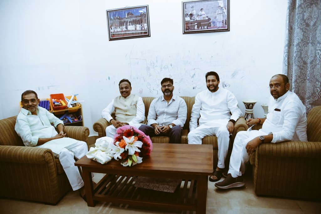 भोजपुरी जगत के जाने-माने अभिनेता से नेता बनें #पवन_सिंह और देश तथा बिहार के कद्दावर नेता माननीय #उपेंद्र_कुशवाहा जी की मुलाकात को आप लोग कैसे देखते हैं? 
<a href="/UpendraKushRLM/">Upendra Kushwaha</a> <a href="/PawanSingh909/">Pawan Singh</a> 
राजनीति में कुछ भी असम्भव नहीं होता।