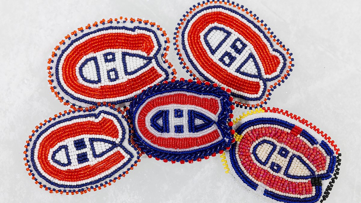 CanadiensMTL's tweet photo. Afin de souligner la #JNVR, les joueurs et entraîneurs des Canadiens porteront à leur arrivée au match de ce soir des épinglettes perlées confectionnées par des artistes mohawks de Kahnawà:ke et de Kanesatà:ke 🧡

In recognition of #NDTR, Canadiens players and coaches will arrive at tonight's game wearing beaded pins crafted by Mohawk artists from Kahnawà:ke and Kanesatà:ke 🧡