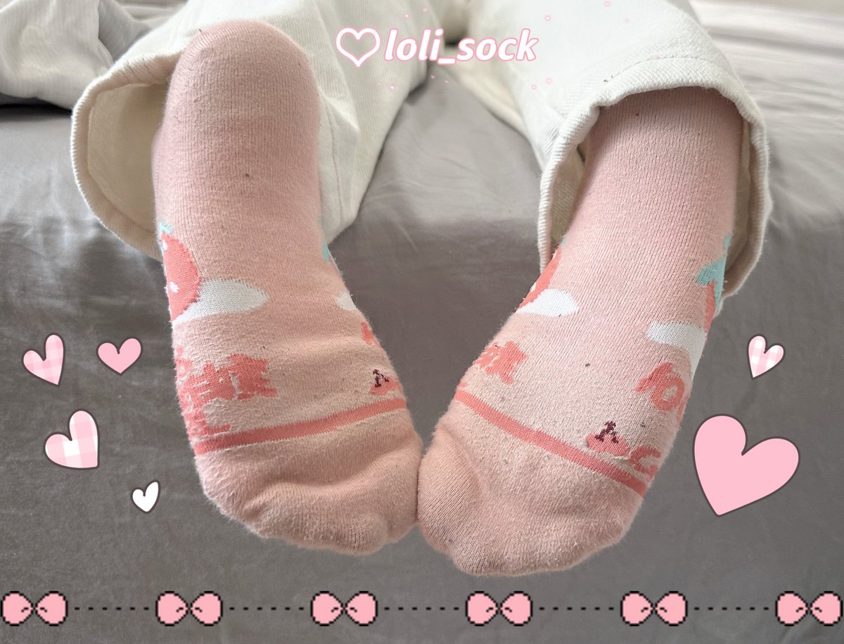 loli_sock's tweet photo. 奴隸要是夠忠誠
就把泡15天黑底臭襪的水喝乾淨
吐出來是嚴重的褻瀆
成功了就獎勵看這雙15天臭襪的動動影片

#白襪 #臭白襪 #女大學生 #女學生 #小腳腳 #23碼 #學生原味 #原味襪 https://t.co/OT9PS1Ow0B