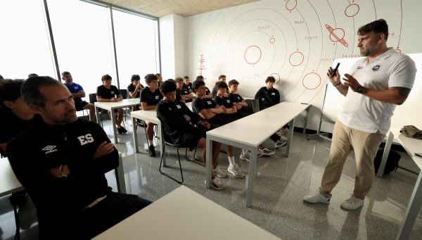 Miguel Alonso comparte su experiencia con la Selección Sub-17 de El Salvador en Madrid apfuniversity.com/es/noticia/mig…