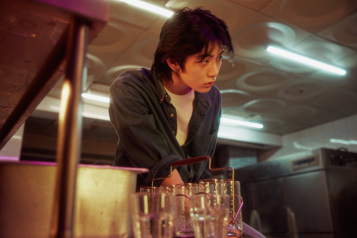 kkeomchiz's tweet photo. main character of early 2000s romance movie https://t.co/w1aPMX8e39