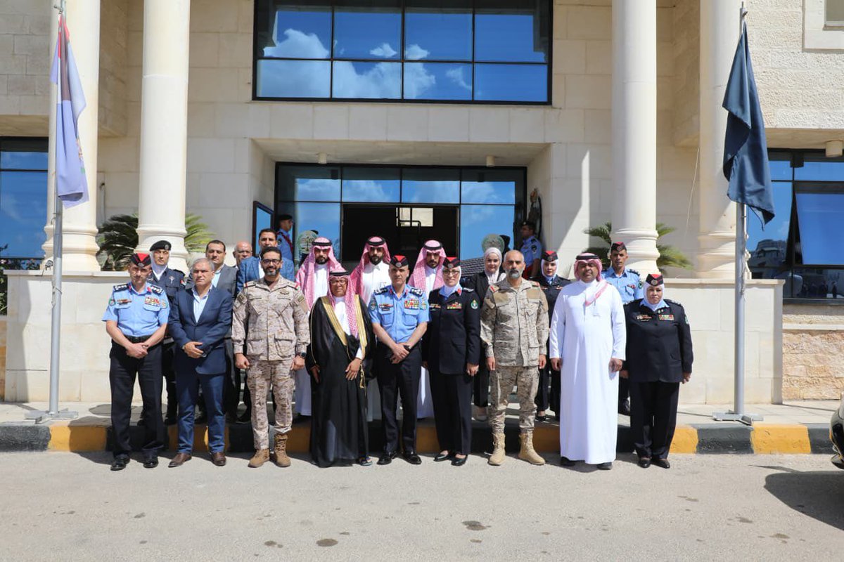 زار سعادة <a href="/monis557/">M.MONIS</a> اليوم 
قيادة الشرطة النسائية وكان في استقباله العميد/ محمد العبادي مدير ادارة التدريب <a href="/Police_Jo/">مديرية الأمن العام</a> والعقيد/ دلال الصوالحة قائد قيادة الشرطة النسائية حيث تم تقديم إيجاز من قبل قائد الشرطة النسائية عن التاسيس ومراحل التطوير وسبل وآليات التعاون المستقبلية.