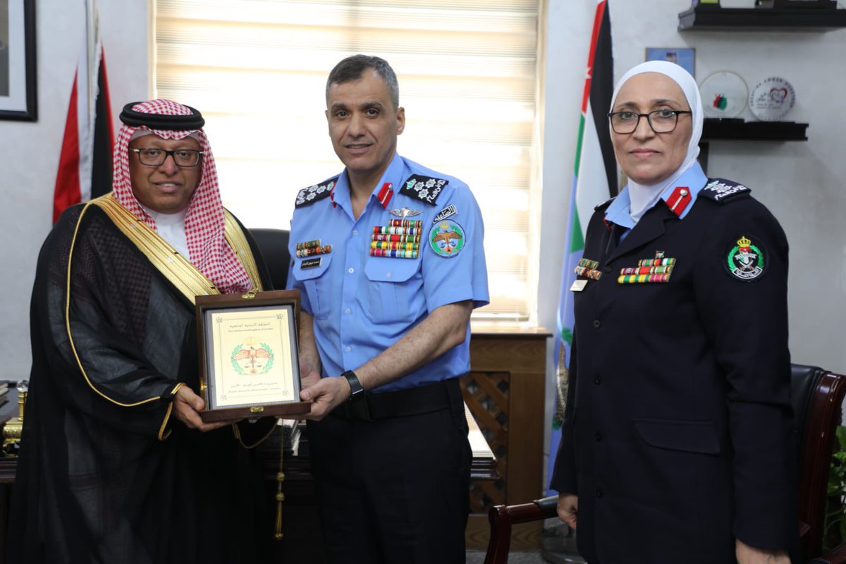 KSAembassyJO's tweet photo. زار سعادة @monis557 اليوم 
قيادة الشرطة النسائية وكان في استقباله العميد/ محمد العبادي مدير ادارة التدريب @Police_Jo والعقيد/ دلال الصوالحة قائد قيادة الشرطة النسائية حيث تم تقديم إيجاز من قبل قائد الشرطة النسائية عن التاسيس ومراحل التطوير وسبل وآليات التعاون المستقبلية. https://t.co/1NTk2FobDU