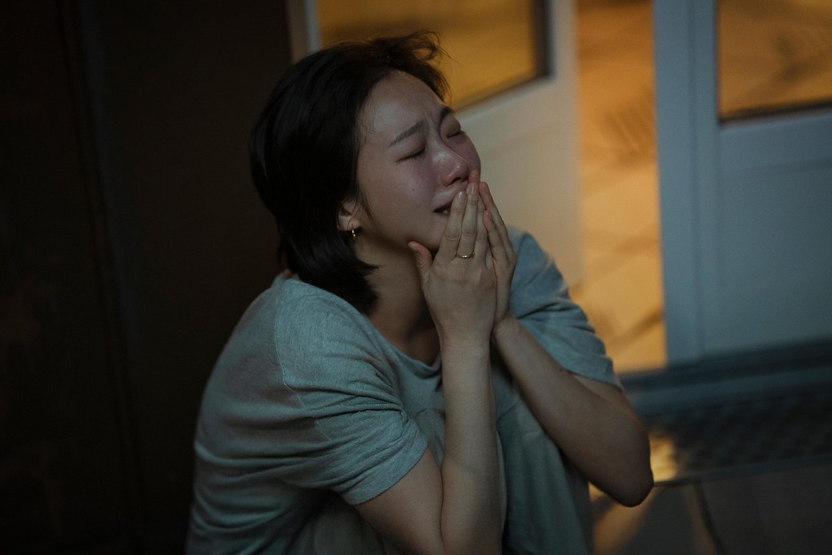 gsunflower7's tweet photo. 2024년 영화 두 편
-> 컨버스 신고 굿하고 르메르 즐겨 입으며
      예민미 넘치는 MZ 섹시 무당
-> 눈치 안 보고 개미친사이다발언 다 하는
      솔직하고 자유로운 영혼을 지닌 클럽 죽순이

2025년 드라마 두 편
-> 10~30대 때, 서로 울고 웃고 싸우다가
      40대 때, 자신의 죽음에 동행해 달라는
      ���구의 부탁을 받은 드라마 작가
-> 정체불명의 사이코패스이자
      살인 사건의 피고인