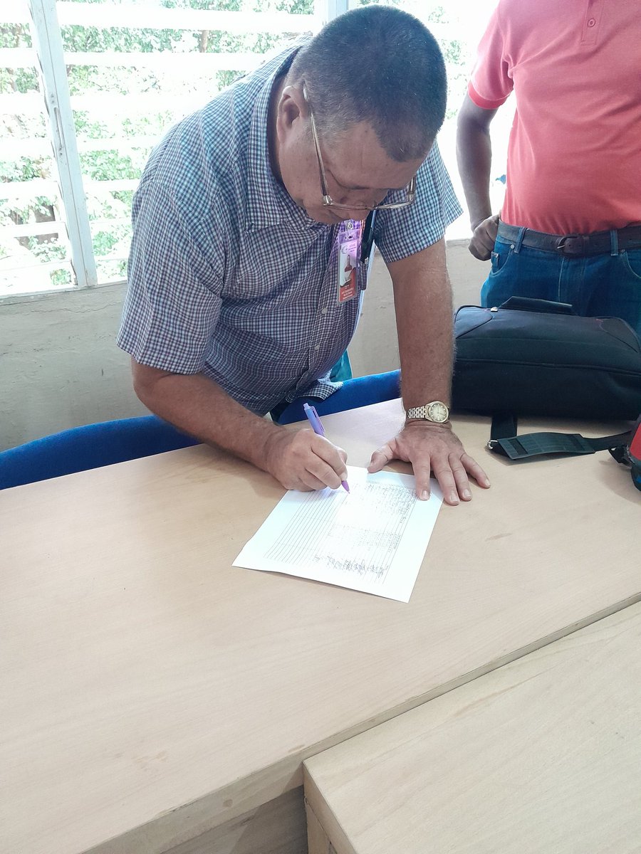 nipeptstgo's tweet image. 🇨🇺🇻🇪Desde la #eptstgo se desarrolla acto de apoyo al Pueblo y Gobierno de Venezuela, dejando plasmadas las firmas de cada trabajador, se repudia enérgicamente las amenazas de agresión del gobierno de los Estados Unidos contra la República Bolivariana de Venezuela.