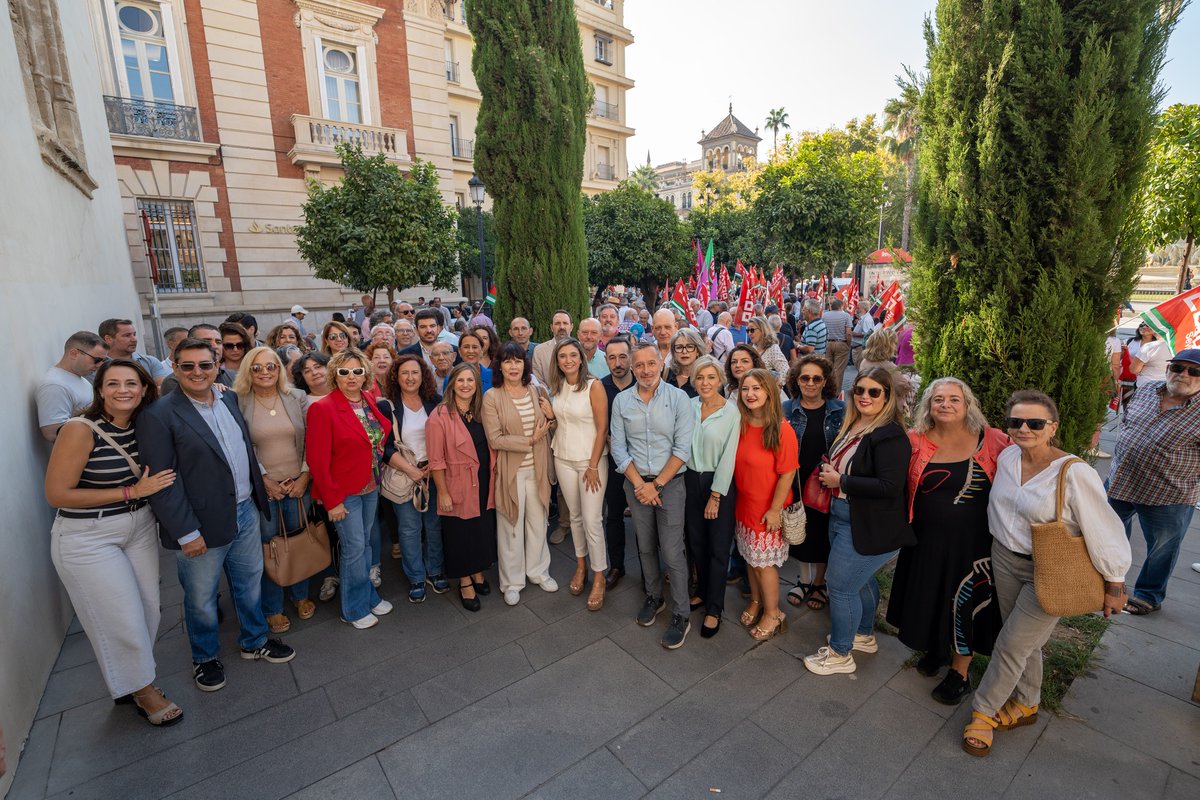 psoe_sja's tweet photo. 🌹El #PSOEdeSanJuan ha estado en la movilización por las personas dependientes y por sus familias, defendiendo un derecho que no puede esperar.
📉Andalucía es la comunidad donde más se tarda: 600 días, 225 más que en otras regiones.
❌La pésima gestión del PP supone el abandono. https://t.co/ealmKTSeCf