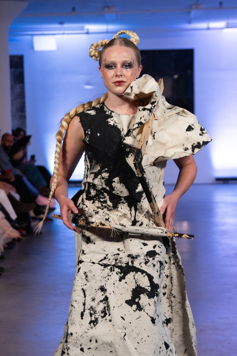 DLVisionMode's tweet image. Le défilé de mode présenté lors de la Semaine Mode de Montréal @mmodemtl par Alexander Bergman intitulé Daemons of Grace et inspiré du Shibari japonais était remarquable pour le travail artistique des styles, bravo !   
#FashionShow #Montreal #DLVisionMode 
Photos Rory Creelman