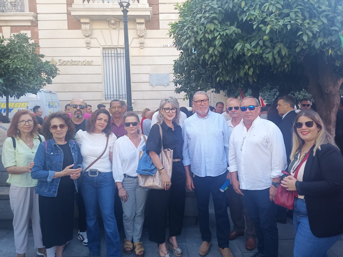 psoe_sja's tweet photo. 🌹El #PSOEdeSanJuan ha estado en la movilización por las personas dependientes y por sus familias, defendiendo un derecho que no puede esperar.
📉Andalucía es la comunidad donde más se tarda: 600 días, 225 más que en otras regiones.
❌La pésima gestión del PP supone el abandono. https://t.co/ealmKTSeCf