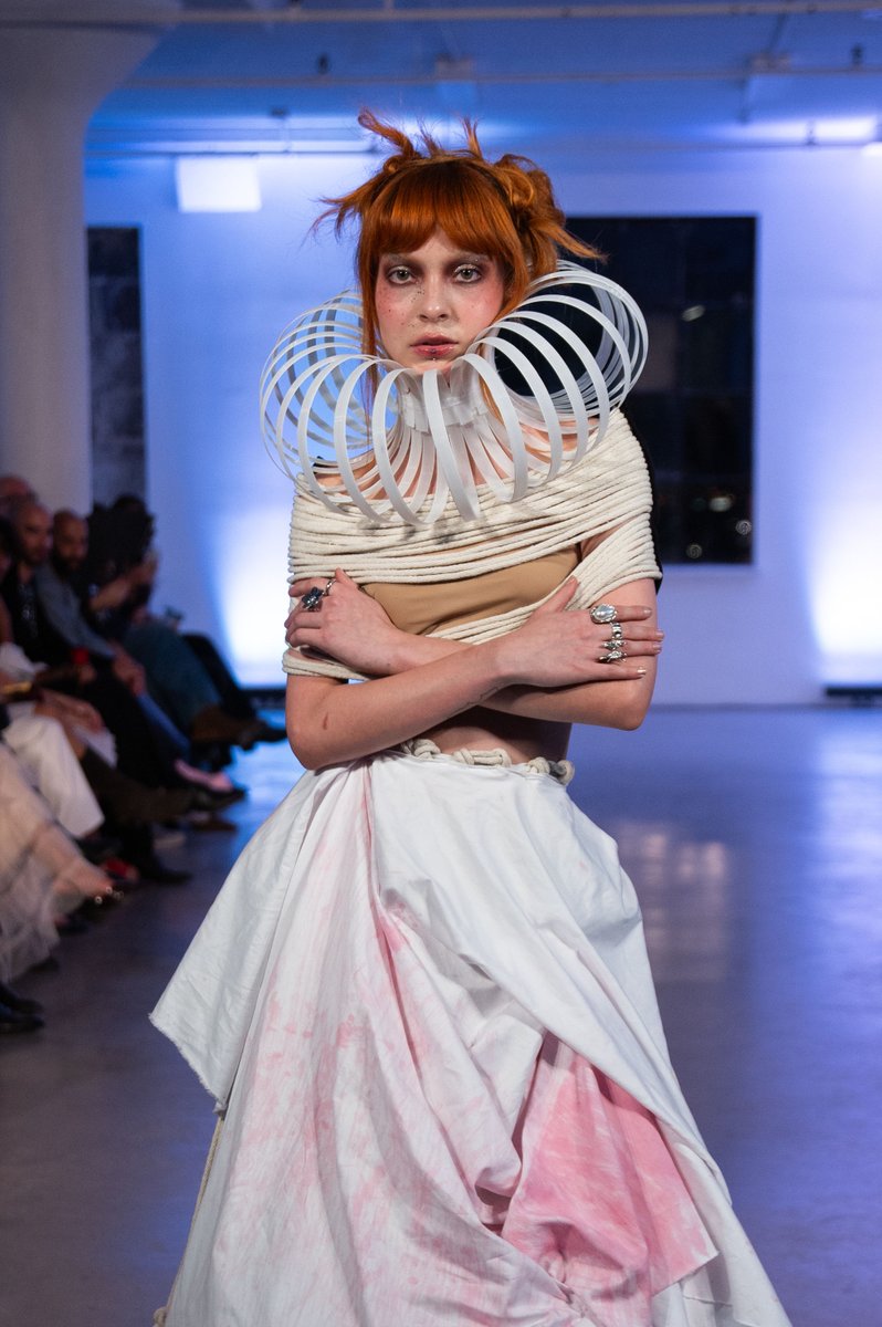 DLVisionMode's tweet image. Le défilé de mode présenté lors de la Semaine Mode de Montréal @mmodemtl par Alexander Bergman intitulé Daemons of Grace et inspiré du Shibari japonais était remarquable pour le travail artistique des styles, bravo !   
#FashionShow #Montreal #DLVisionMode 
Photos Rory Creelman