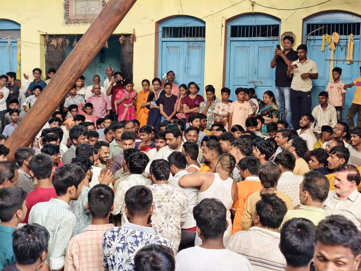 देऊळगाव राजा येथे श्री बालाजी यात्रा महोत्सवानिमित्त पारंपरिक मंडपोत्सव उभारणी कार्यक्रमात दरवर्षीप्रमाणे याही वर्षी सहभागी झालो.
मोठ्या श्रद्धा, उत्साह व भक्तिभावाने वेंकटरमना गोविंदा! च्या जयघोषात संपूर्ण परिसर दुमदुमून गेला.
या मंगल प्रसंगी मोठ्या संख्येने भक्तगण उपस्थित होते.