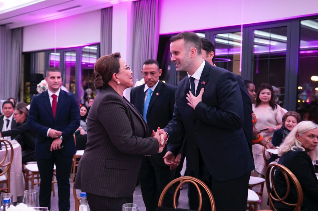Xiomara Castro de Zelaya tweet media