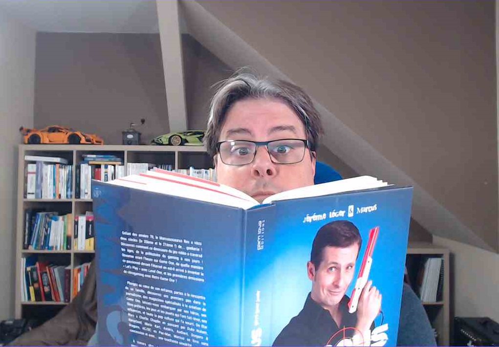 Algomius_'s tweet photo. Sapristi, la biographie de @Marcuszeboulet! Ca tombe bien, la seule leçon d'histoire que j'ai jamais pu retenir c'est celle du jeu vidéo. A défaut d'être "Payé pour jouer" j'ai été "Récompensé pour plaisanter" et ça me convient parfaitement. J'ai le 321/1000. https://t.co/HGpx7592qd