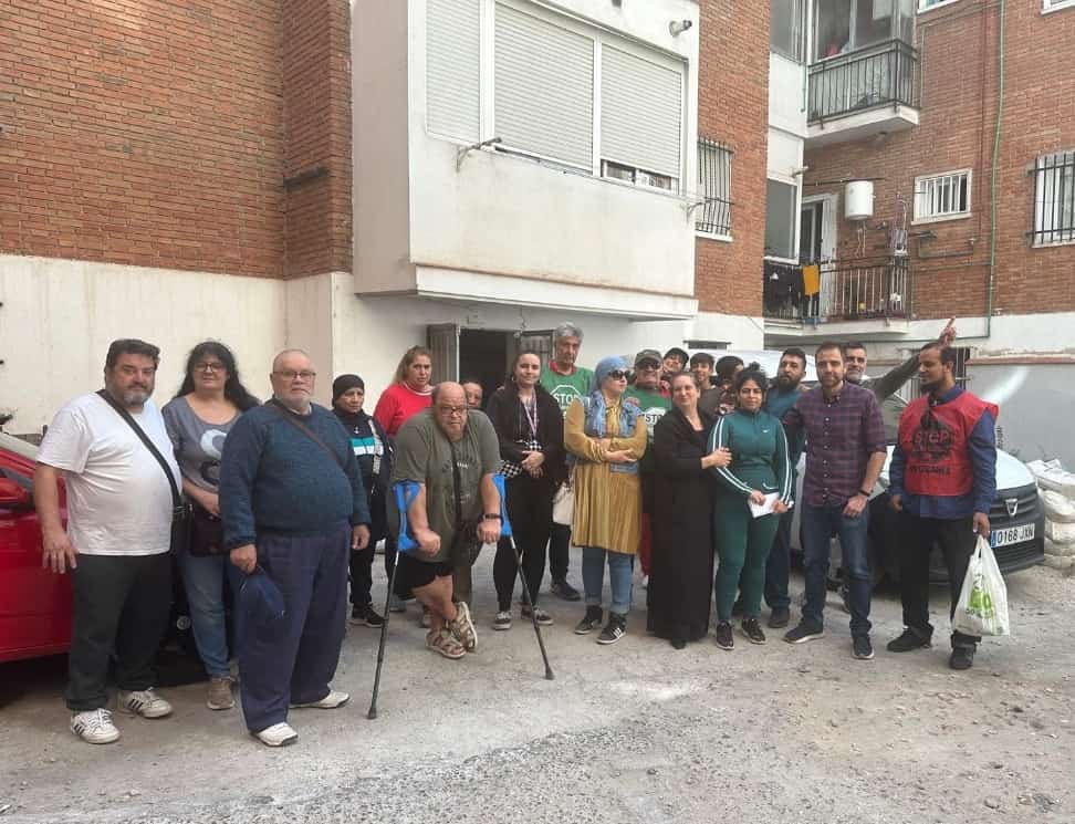 Seguimos conquistando derechos.
Hoy una familia humilde, con seis hijos menores y  amenazada desahucio por una gran entidad financiera , mantiene su techo.
Rendirse queda prohibido.
#Villaverde
#Madrid