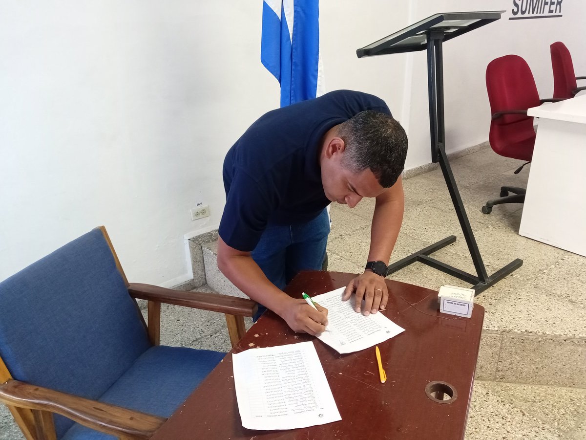 Celebrado en la empresa de aseguramiento logístico SUMIFER matutino especial en apoyo a Venezuela, refrendado con la firma de los trabajadores el apoyo incondicional a la tierra de Bolívar y Chávez #somossumifer