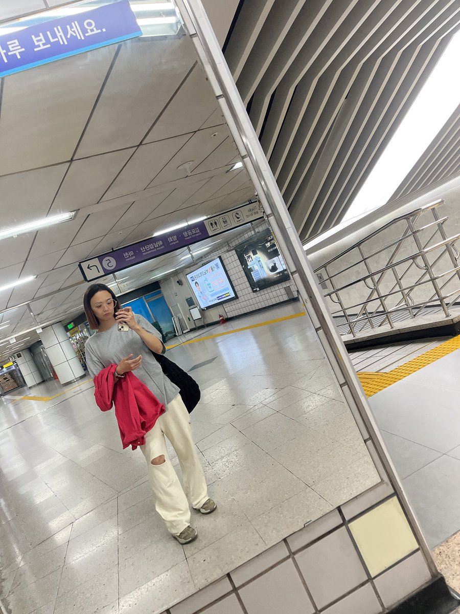 열두시간 넘게 일했더니 허리가 뽀개질 것 같아 
올해 생일엔 마사기기를 나한테 선물로 줘야할까봐