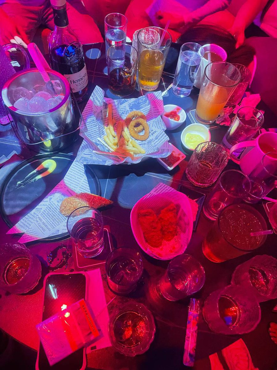 ofjsvv's tweet image. グラスを重ねる音とネオンの光🍸✨
大人の夜は、少しの遊び心と贅沢から始まる。
#ナイトライフ #大人女子の美学 #上質な時間