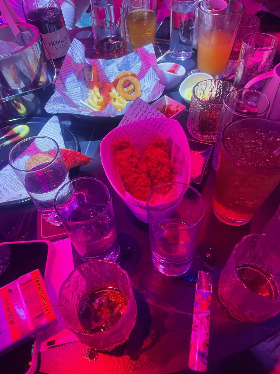 ofjsvv's tweet image. グラスを重ねる音とネオンの光🍸✨
大人の夜は、少しの遊び心と贅沢から始まる。
#ナイトライフ #大人女子の美学 #上質な時間