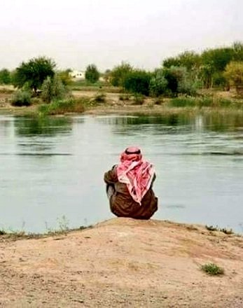 "وكنتُ أزعم مثل النَّاسِ إذ زعموا
بأنَّ من غاب عني غابَ عن بالي 
واليوم كذَّبني قلبي، وكذَّبهم
فارقتهم وأقاموا بين أوصالي"