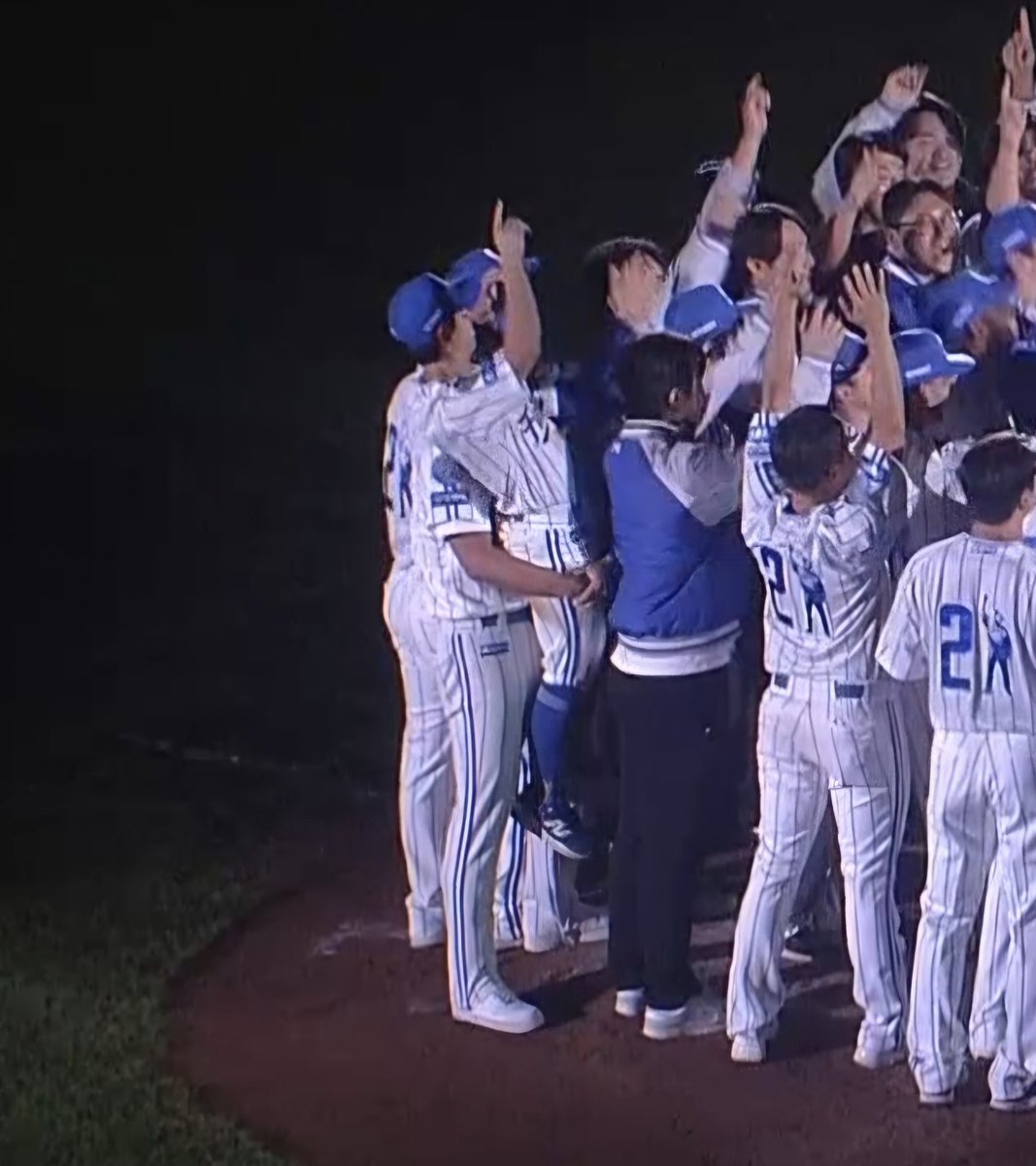 싸갈 그만 웃기라고