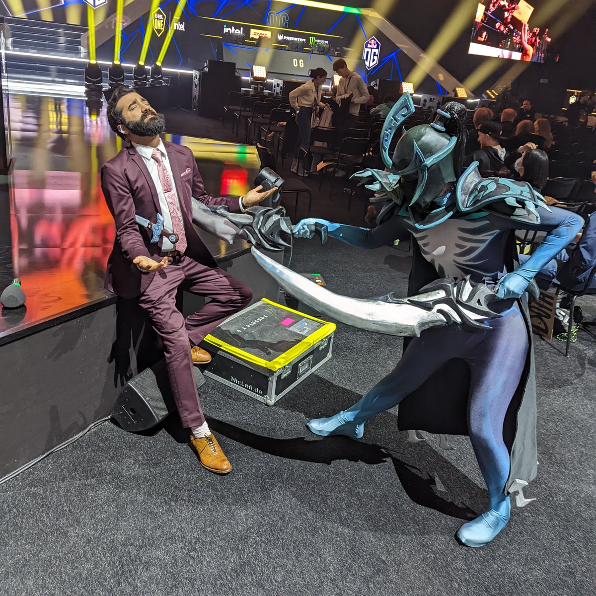 Karoinna's tweet image. I love the fact that I can 🗡 @tsunami643 every dota2 event and us discussing it is a perfectly normal conversation to have in public 🤣

📸
1 @jonkoob
2 @luc_bouchon
3 @ghigglypuff

#dota2 #dota2cosplay