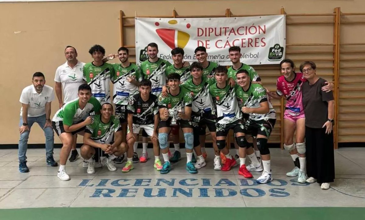 🏐𝗘𝗟 𝗩𝗢𝗟𝗘𝗜𝗕𝗢𝗟 𝗔𝗟𝗠𝗘𝗡𝗗𝗥𝗔𝗟𝗘𝗝𝗢 𝗚𝗔𝗡𝗔 𝗘𝗟 𝗧𝗥𝗢𝗙𝗘𝗢 É𝗟𝗜𝗧𝗘 𝗗𝗜𝗣𝗨𝗧𝗔𝗖𝗜𝗢𝗡𝗘𝗦

El Extremadura Voleibol Almendralejo se proclamó vencedor del Trofeo Élite Diputaciones tras imponerse con autoridad por 3-0 a las Escuelas Cacereñas de Voleibol en el