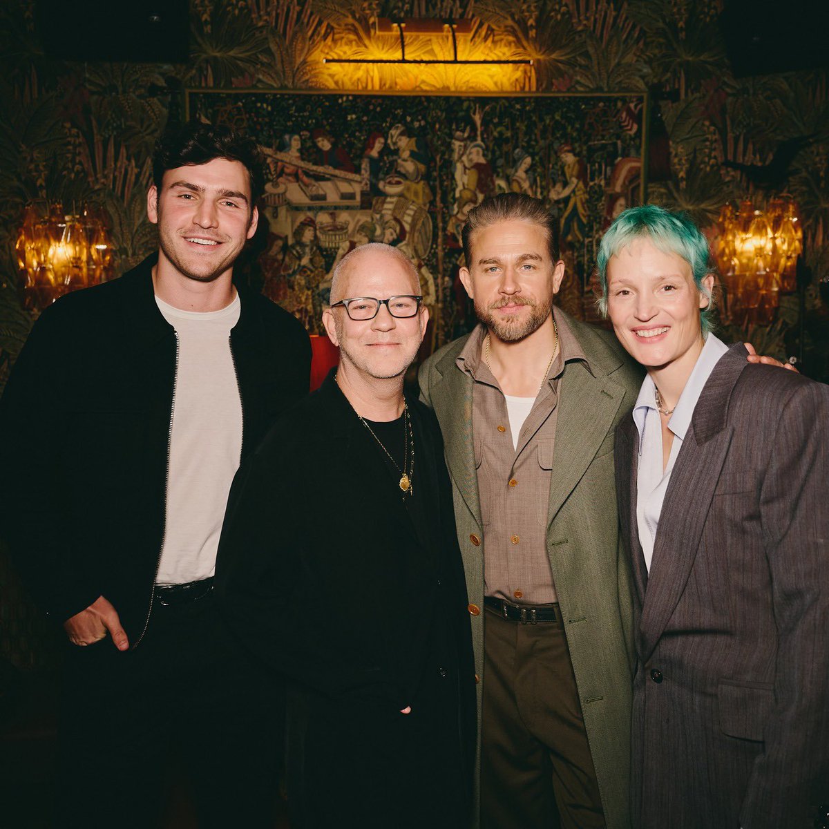 CharlieHBR's tweet photo. 📸| Jantar realizado por Evan Ross Katz e Netflix na noite de ontem em Nova Iorque (29/10) para apresentar elenco da nova temporada de Monstros: A história de Ed Gein.
#charliehunnam #netflix #ryanmurphy #monster #monstros #edgein https://t.co/yxFO2wG3FL