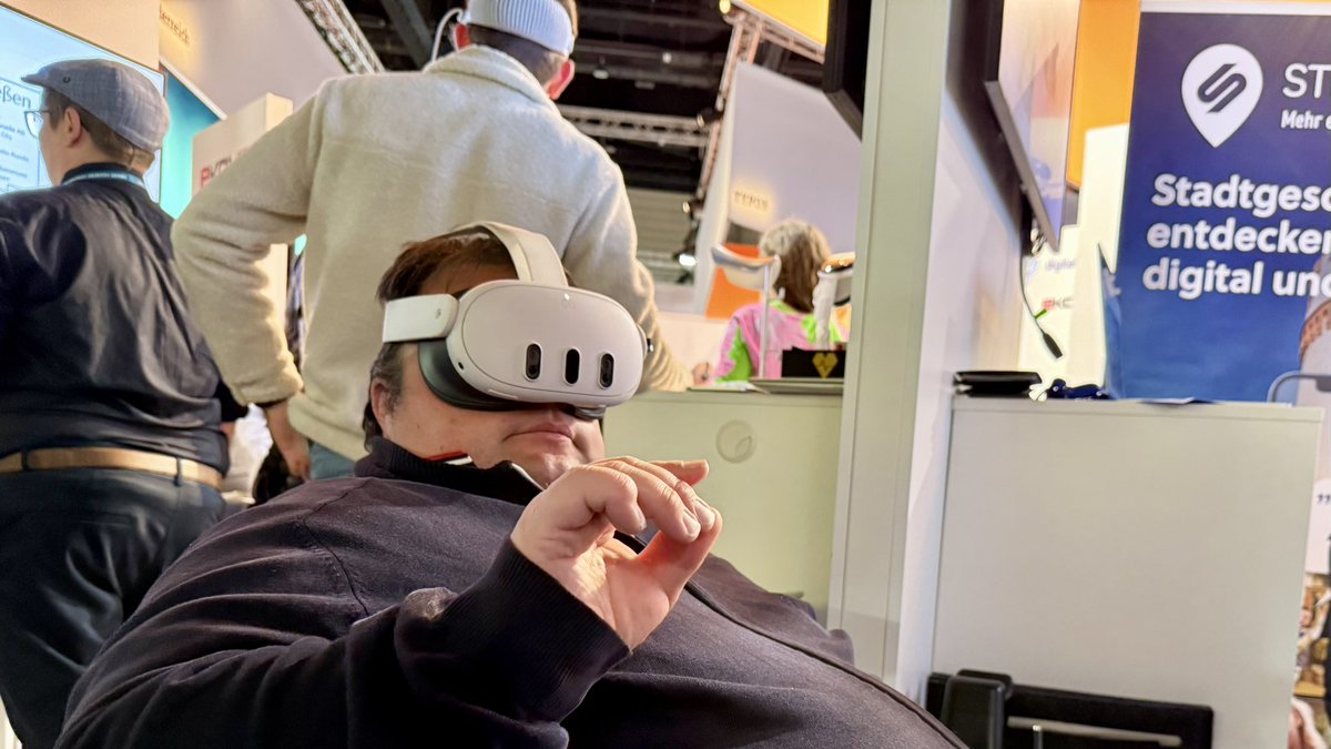 BenjaminDThomas's tweet image. Sehr cool 😎 Bei der #SCCON25 kann man per VR-Brille Bad Homburg und Bad Nauheim barrierefrei besuchen. Eine gute Innovation um gerade auch historische Städte inklusiv erlebbar zu machen. #SCC25 #SCCONNECT