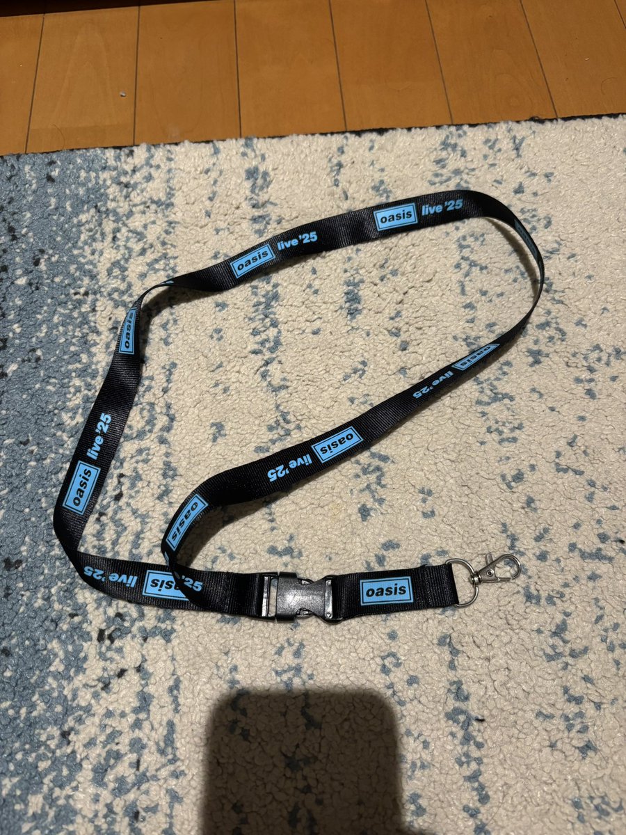 sak_rs's tweet photo. oasisのツアーグッズ
lanyardは日本販売なし

Cardiffで買っておいてよかった！
会社の社員証入れで大活躍
#OasisLive25 https://t.co/4QI4KtIFPr