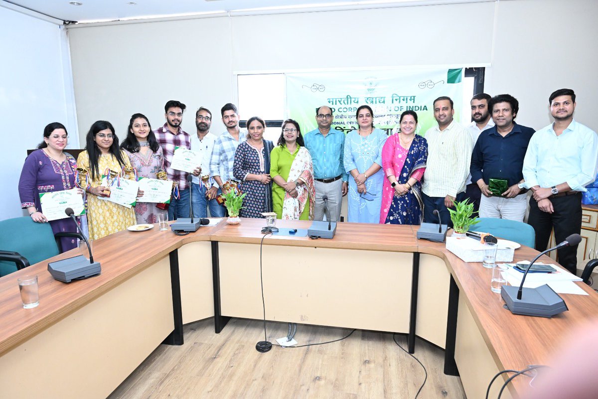 आज दिनांक 30.09.2025 को हिंदी पखवाड़े के समापन के अवसर पर  माननीय महाप्रबंधक (क्षेत्र) महोदया द्वारा विभिन्न प्रतियोगिताओं के विजेता प्रतिभागियों को स्मृति चिह्न एवं प्रशस्ति पत्र देकर सम्मानित किया गया।