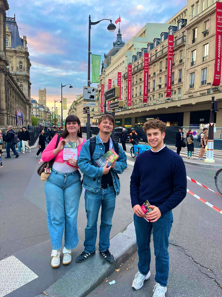 Hier soir, tous•tes mobilisé•es devant l’Hôtel de Ville pour la candidature d’<a href="/egregoire/">Emmanuel Grégoire</a> à la Mairie de Paris !🌹✊
Pour un Paris + juste et + accueillant, + vert et + résilient : en mars 2026, on vote #Gregoire2026 !