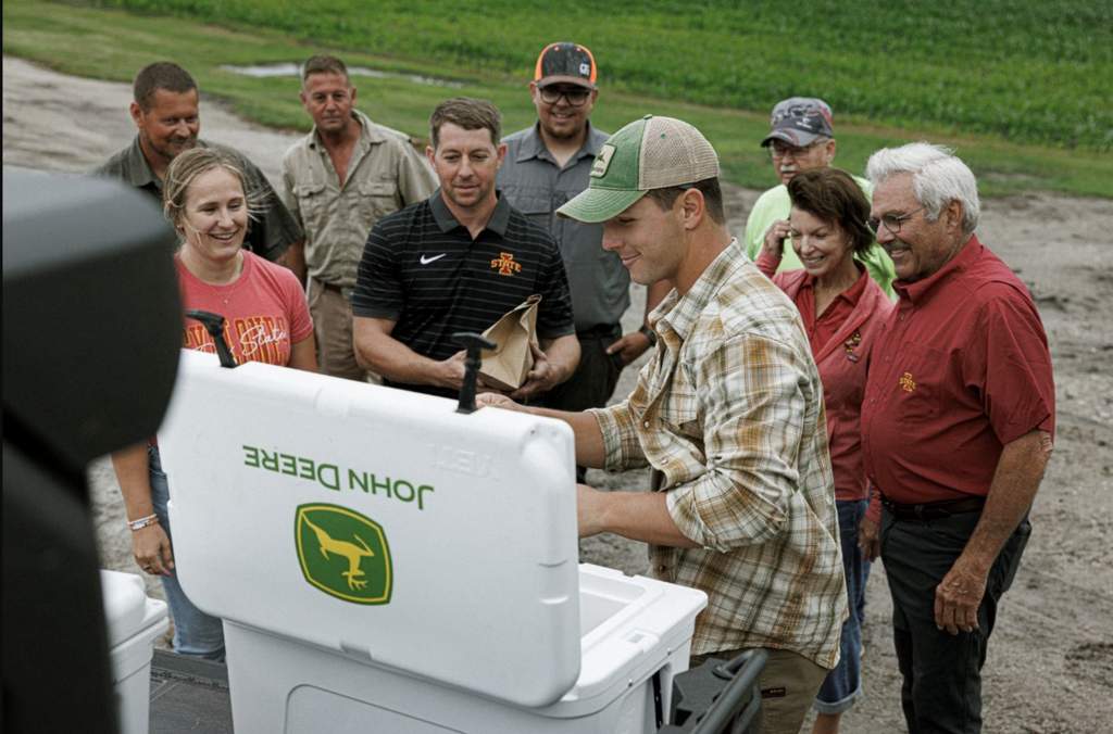 CompactEquip's tweet image. Brock Purdy and Tractor Kid Jackson Laux have teamed up with @JohnDeere to feed farmers.

compactequip.com/business/brock…